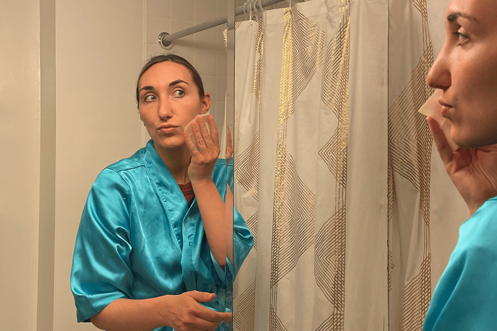 Whitney Bestwick using self-tanning Glow Pads by Dr Dennis Gross